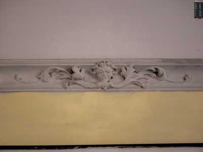 ...con volti allegorici e ornamenti a foglie